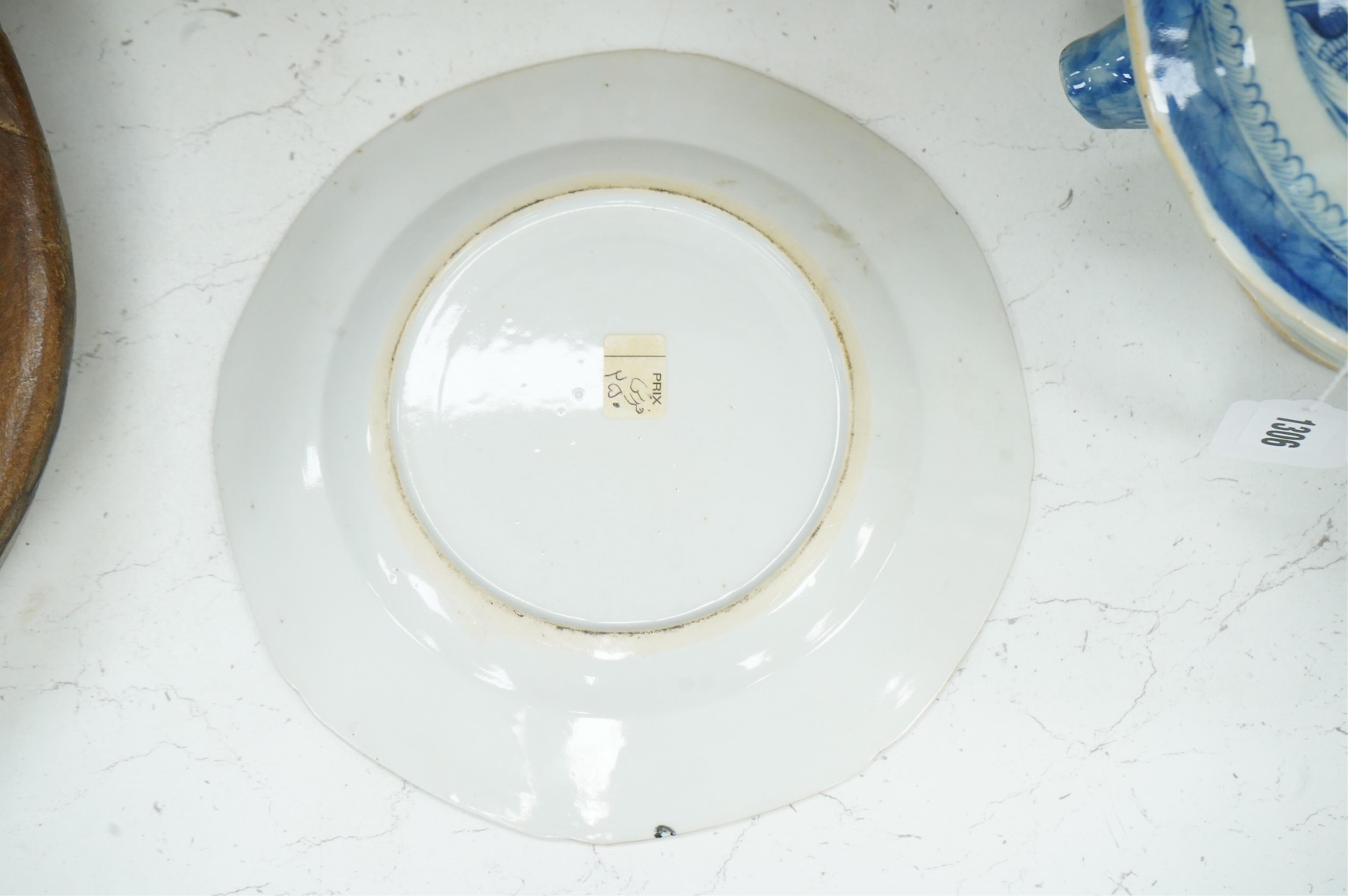 A late 18th century Chinese armorial plate, with motto ‘non extingua’, 23cm
